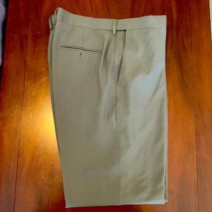 Haggar Premium Comfort Dress Pant size 38x32. Gray
